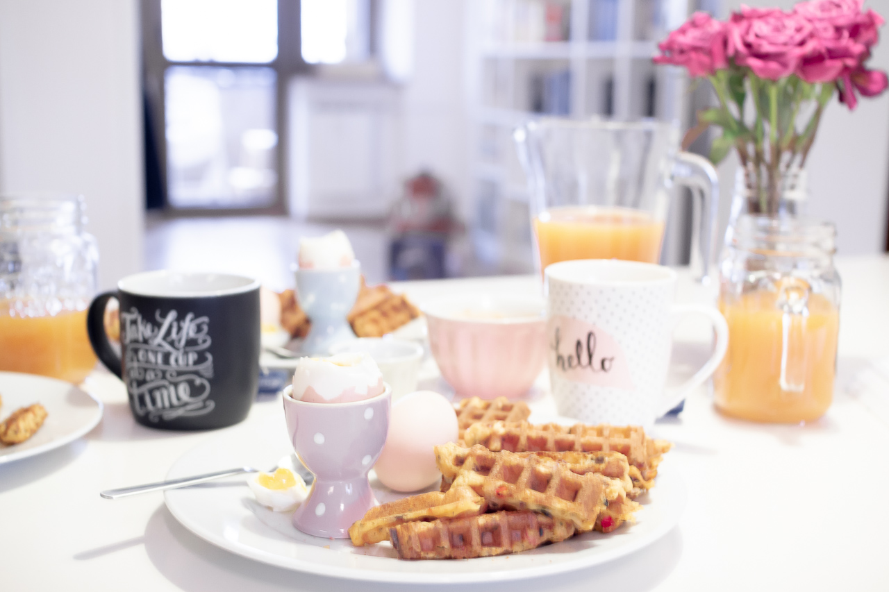 Warzywne gofry przygotowane bez glutenu oraz laktozy. Świetna propozycja na śniadanie lub przeskąska na przyjęcie. Podawane z sosami i jajkiem na miękko. https://www.ewelinamierzwinska.com/blog/warzywne-gofry-bez-glutenu-bez_laktozy