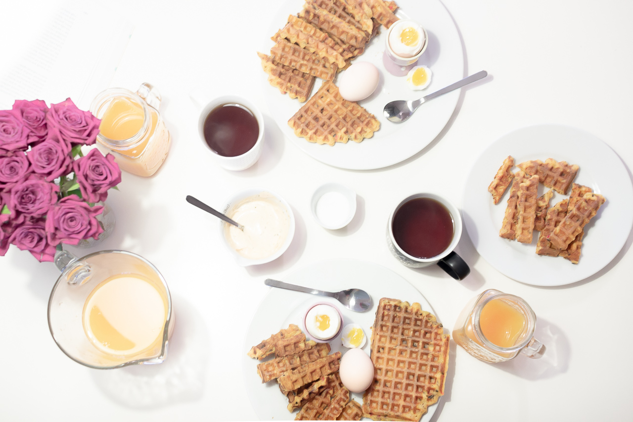 Warzywne gofry przygotowane bez glutenu oraz laktozy. Świetna propozycja na śniadanie lub przeskąska na przyjęcie. Podawane z sosami i jajkiem na miękko. https://www.ewelinamierzwinska.com/blog/warzywne-gofry-bez-glutenu-bez_laktozy